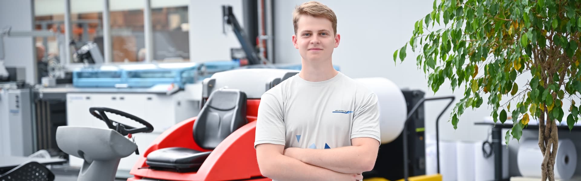 Junger Mann vor Maschine